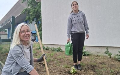 Briga za okoliš i radne navike: Profesorica Davorka Đula i učenica Helena svakodnevno uljepšavaju prostor škole