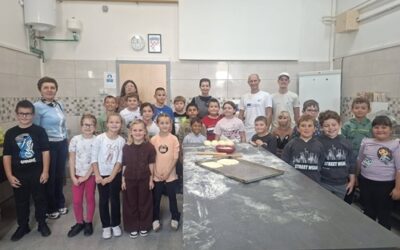 Učenici Osnovne škole Fran Kancelak Drnje učili tajne pripreme tijesta za pizzu povodom Dana kruha